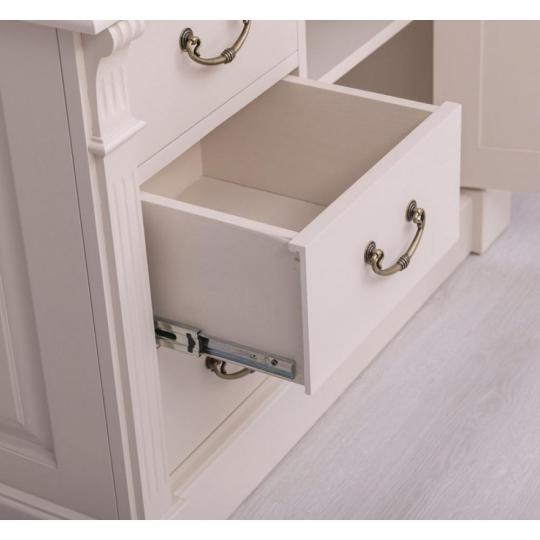 klasicka kupelna skrinka nabytok masivne drevo biela svetla mediteranska provence provansalsky vidiecky kupelna umyvadlo kvalitny dom elegantny lameridiana interierove zariadenie jedinecny nabytok zasuvkovy ulozny priestor.jpg